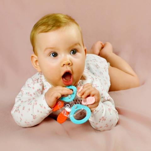 Gryzak gumowy na ząbkowanie Akuku grzechotka z wypustkami kosmo sowa 0+