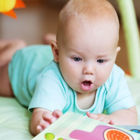 Książeczka sensoryczna Akuku edukacyjna miękka do wody literki owoce Książeczka sensoryczna Akuku edukacyjna miękka do wody literki owoce