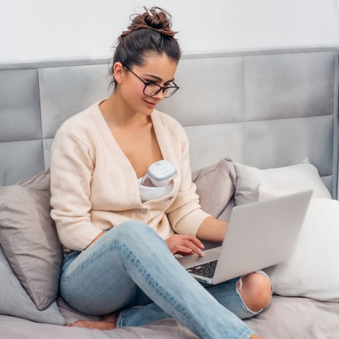 Laktator elektryczny muszlowy Babyono Shelly bezprzewodowy kompaktowy 150ml