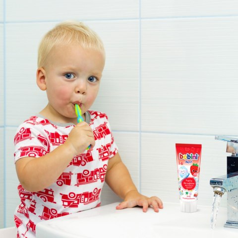 Pasta do zębów dla dzieci z fluorem lody truskawkowe Bobini 75 ml 12 m+ Pasta do zębów dla dzieci z fluorem lody truskawkowe Bobini 75 ml 12 m+
