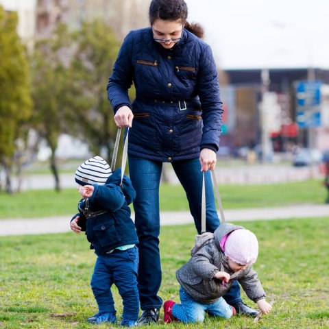 Szelki bezpieczeństwa dla dzieci Babyono do nauki chodzenia szaro różowe Szelki bezpieczeństwa dla dzieci Babyono do nauki chodzenia szaro różowe