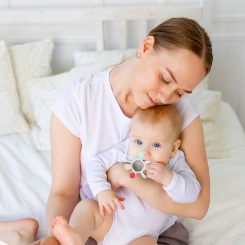 Gryzak silikonowy BabyOno Ortho z grzechotką sensoryczny na ząbkowanie Gryzak silikonowy BabyOno Ortho z grzechotką sensoryczny na ząbkowanie