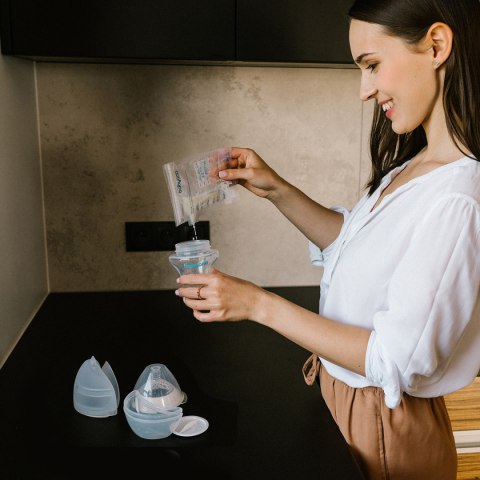 Woreczki do mrożenia pokarmu mleka z lejkie Babyono jednorazowe 30 x 180 ml Woreczki do mrożenia pokarmu mleka z lejkie Babyono jednorazowe 30 x 180 ml