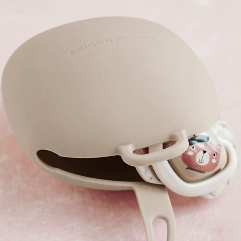 Etui Canpol na dwa smoczki silikonowe z zawieszką uchwytem beżowe