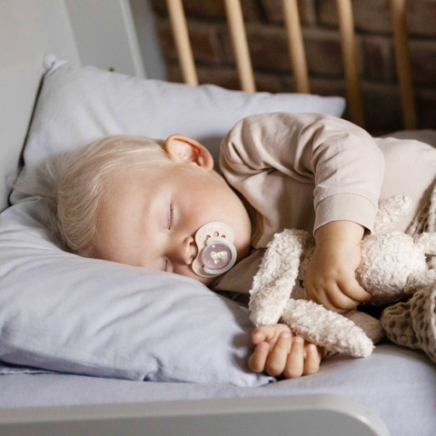 Smoczek LOVI uspokajający symetryczny silikon etui 18m+ 2pak 22/916girl