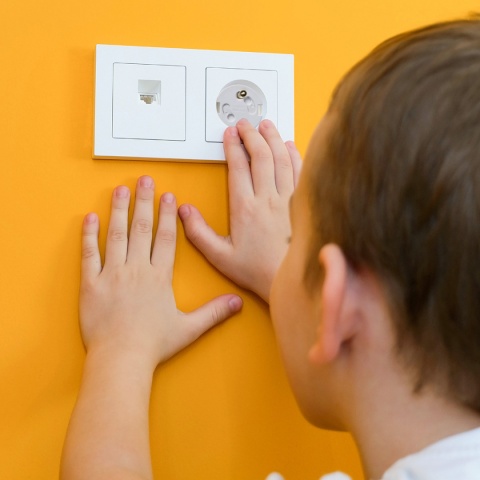 Zabezpieczenie do kontaktów gniazdek elektrycznych Babyono rotacyjne 6 szt