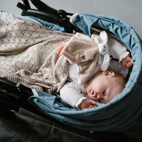 Przytulanka sensoryczna kocyk bawełniany grzechotka Babyono Baby Bunny Przytulanka sensoryczna kocyk bawełniany grzechotka Babyono Baby Bunny