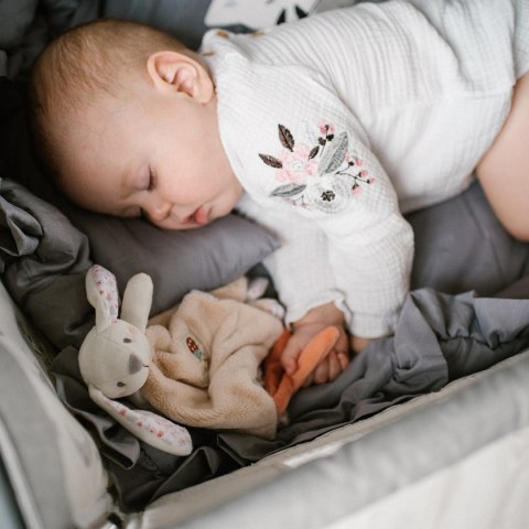 Przytulanka sensoryczna kocyk bawełniany grzechotka Babyono Baby Bunny Przytulanka sensoryczna kocyk bawełniany grzechotka Babyono Baby Bunny