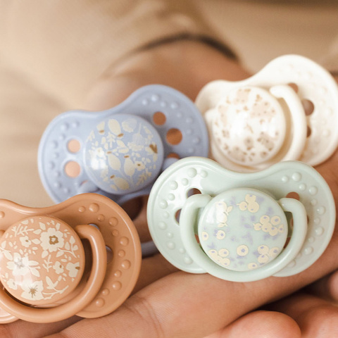 Smoczek LOVI uspokajający symetryczny silikon etui 6m+ 2pak 22/923girl Smoczek LOVI uspokajający symetryczny silikon etui 6m+ 2pak 22/923girl