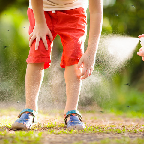 Spray na komary Chicco płyn nawilżający odświeżający chroni skórę 100ml Spray na komary Chicco płyn nawilżający odświeżający chroni skórę 100ml