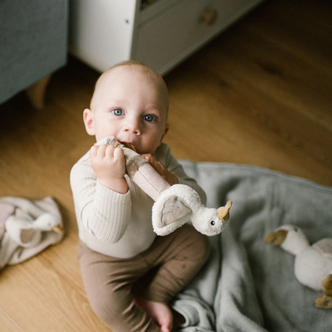 Pluszak przytulanka piszczek szeleścik Babyono z gryzakiem Gąska Zoe Pluszak przytulanka piszczek szeleścik Babyono z gryzakiem Gąska Zoe