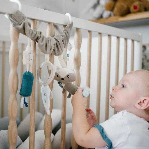Zawieszka do wózka fotelika Babyono sensoryczna edukacyjna niebiesko szara Zawieszka do wózka fotelika Babyono sensoryczna edukacyjna niebiesko szara
