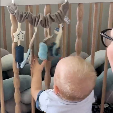 Zawieszka do wózka fotelika Babyono sensoryczna edukacyjna niebiesko szara Zawieszka do wózka fotelika Babyono sensoryczna edukacyjna niebiesko szara