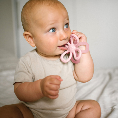 Gryzak sensoryczny silikonowy BabyOno na ząbkowanie do chłodzenia różowy Gryzak sensoryczny silikonowy BabyOno na ząbkowanie do chłodzenia różowy
