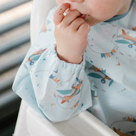 Fartuszek dla dzieci śliniak z rękawami kieszonką Babyono niebieski 6+ Fartuszek dla dzieci śliniak z rękawami kieszonką Babyono niebieski 6+