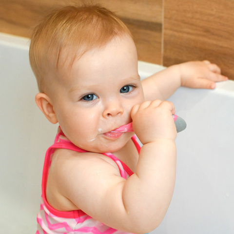 Szczoteczka do zębów dla dzieci Akuku do nauki mycia miękka różowa 0-2l