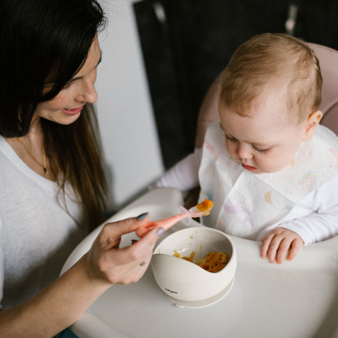Talerzyk z przyssawką BabyOno silikonowa miseczka do nauki jedzenia kremowa Talerzyk z przyssawką BabyOno silikonowa miseczka do nauki jedzenia kremowa