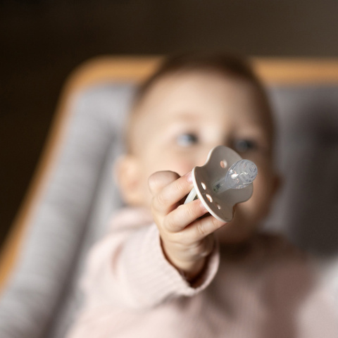 Smoczek LOVI uspokajający symetryczny silikon etui świeci 18m+ 2pak 22/931