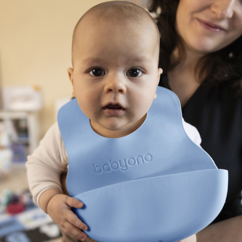 Śliniak silikonowy Babyono z kieszenią i regulacją zapięcia niebieski 6+