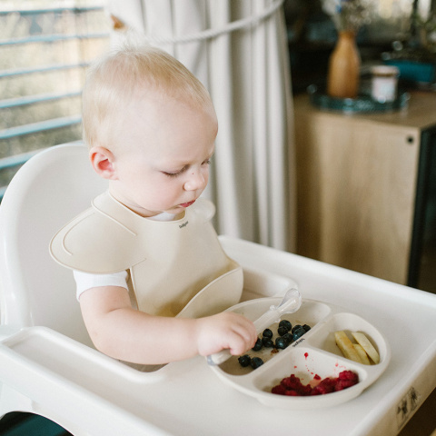 BabyOno Łyżeczka do karmienia elastyczna silikonowa do nauki beżowa 6+