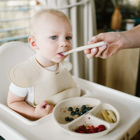 BabyOno Łyżeczka do karmienia elastyczna silikonowa do nauki beżowa 6+