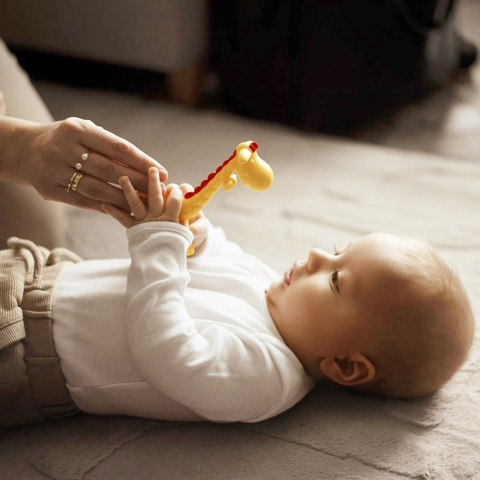 Gryzak sensoryczny silikonowy Bocioland na ząbkowanie żyrafa żółto-czerwona