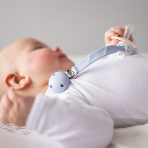 Zawieszka do smoczka BabyOno tasiemka silikonowa z klipsem i uchem błękitna