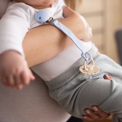 Zawieszka do smoczka BabyOno tasiemka silikonowa z klipsem i uchem błękitna