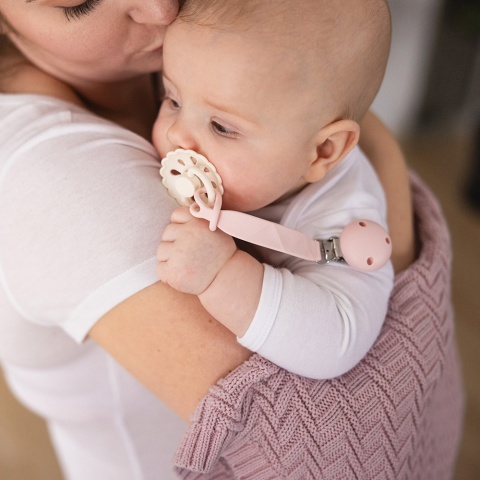 Zawieszka do smoczka BabyOno tasiemka silikonowa z klipsem i uchem różowa