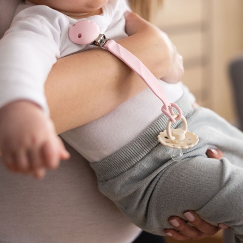 Zawieszka do smoczka BabyOno tasiemka silikonowa z klipsem i uchem różowa