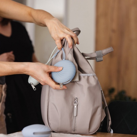 Etui na smoczek BabyOno pojemnik silikonowy zamykany na suwak niebieski
