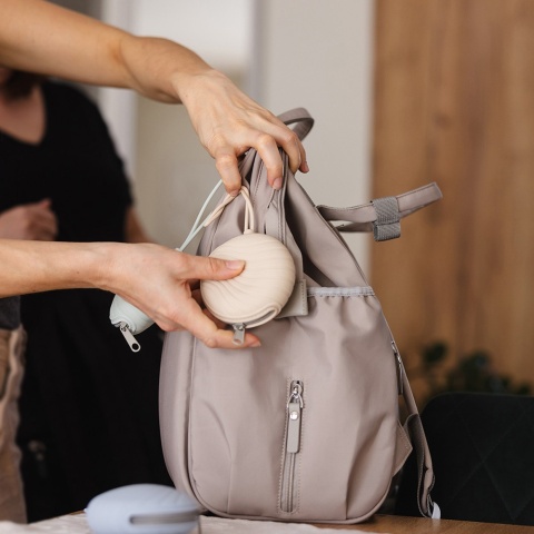 Etui na smoczek BabyOno pojemnik silikonowy zamykany na suwak beżowy