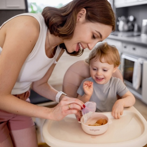 Talerzyk z przyssawką BabyOno silikonowa miseczka z przykrywką beżowa 6+