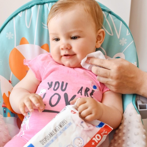 Chusteczki nawilżane wodą Akuku aloes srebro hipoalergiczne 0+ 12x70 szt.