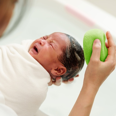 Gąbka do kąpieli Akuku delikatna do mycia niemowląt 9 x 4 cm zielona 0+