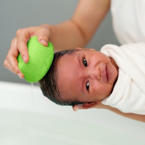 Gąbka do kąpieli Akuku delikatna do mycia niemowląt 9 x 4 cm zielona 0+