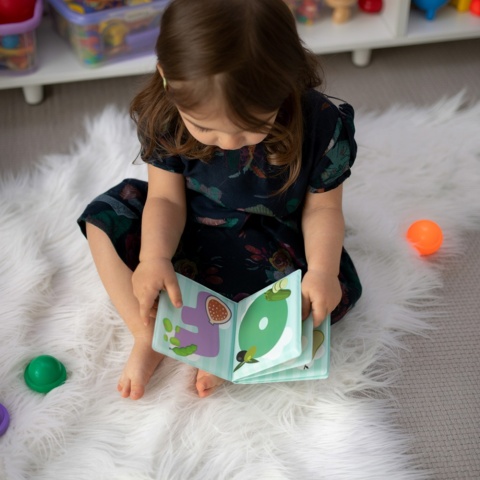 Książeczka sensoryczna Akuku edukacyjna miękka do wody literki owoce