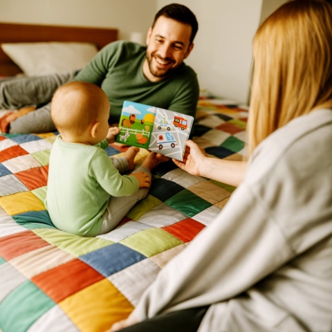 Książeczka sensoryczna Akuku edukacyjna piszcząca do wody Pierwsze kroczki