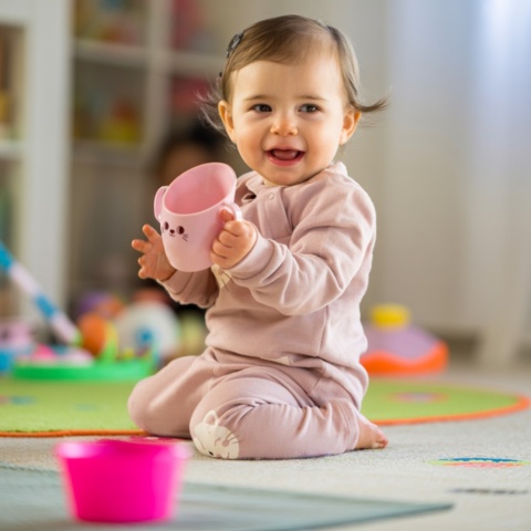 Kubek do nauki picia z uchwytami krzywy pochyły otwarty Akuku 150 ml różowy