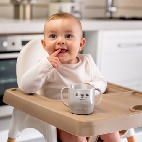 Kubek do nauki picia z uchwytami krzywy pochyły otwarty Akuku 150 ml szary