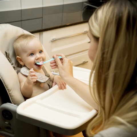 Łyżeczka dla niemowląt do karmienia Babyono miękka silikonowa niebieska