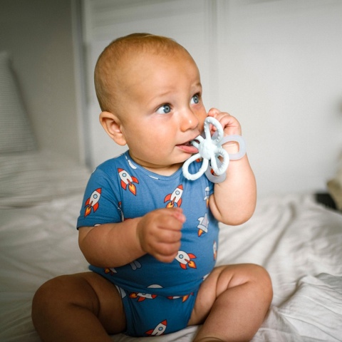 Gryzak sensoryczny silikonowy BabyOno na ząbkowanie do chłodzenia niebieski