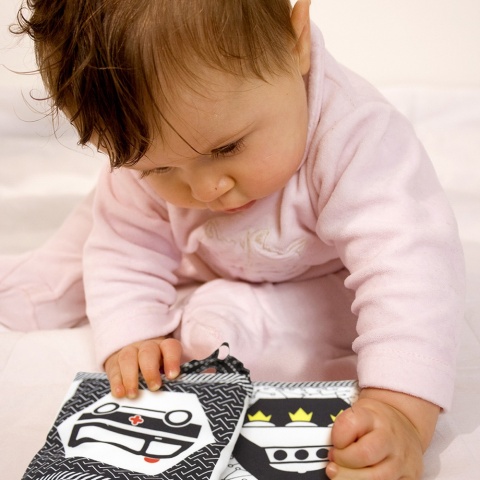 Książeczka sensoryczna kontrastowa Bocioland szeleści osłona do łóżeczka