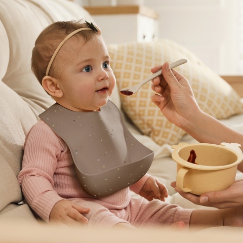 Śliniak silikonowy Canpol Babies z kieszenią regulowany zapinany beżowy 4+