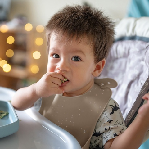 Śliniak silikonowy Canpol Babies z kieszenią regulowany zapinany beżowy 4+