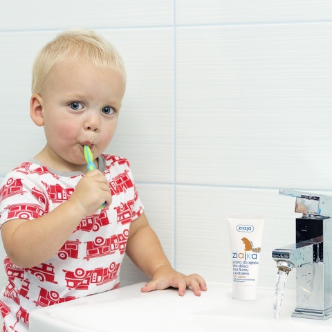 Pasta do zębów dla dzieci Ziajka z xylitolem nie zawiera fluoru