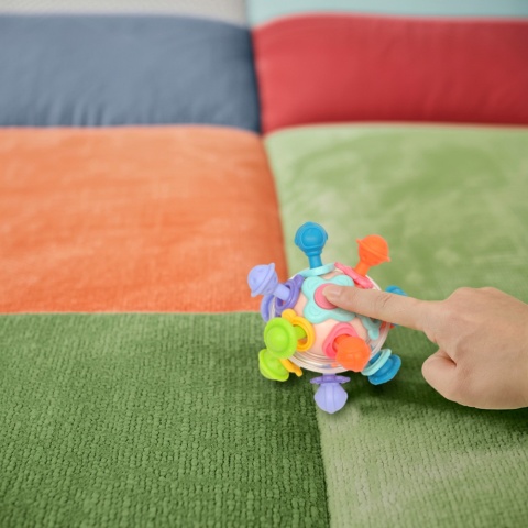 Grzechotka z gryzakiem zabawka sensoryczna kula Montessori Bocioland 12+