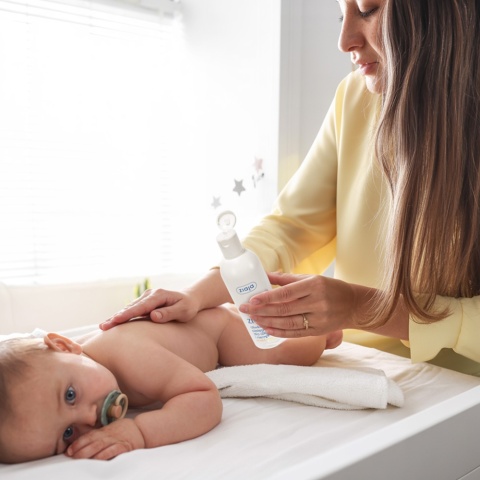 Oliwka do masażu pielęgnacyjna Ziajka dla niemowląt rumianek wit F 270 ml