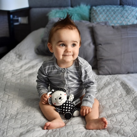 Miś pluszowy zabawka sensoryczna kontrastowa zawieszka przytulanka Akuku