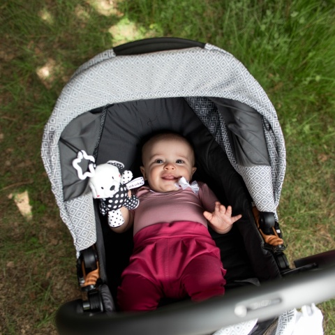 Miś pluszowy zabawka sensoryczna kontrastowa zawieszka przytulanka Akuku